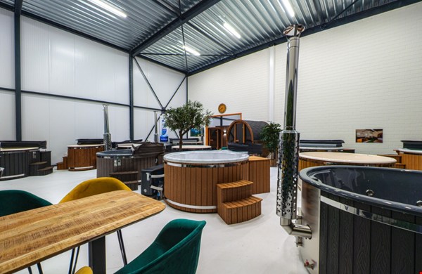 Direct uit voorraad voor het zomerseizoen. Waarom levertijd in 2026 de belangrijkste factor is bij aanschaf van een hottub of buitensauna